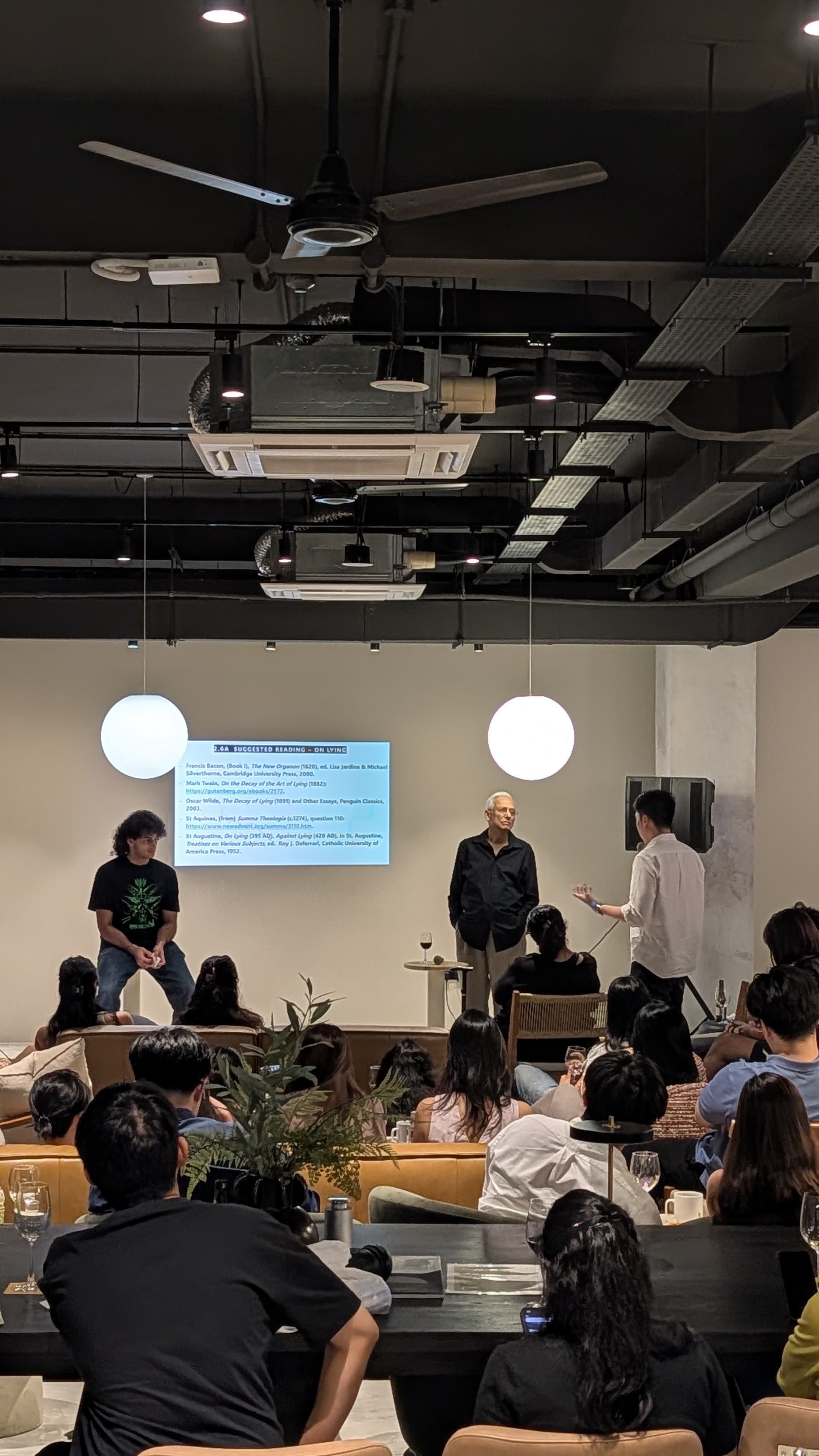 Pour&Ponder event — an intimate lecture in a bar